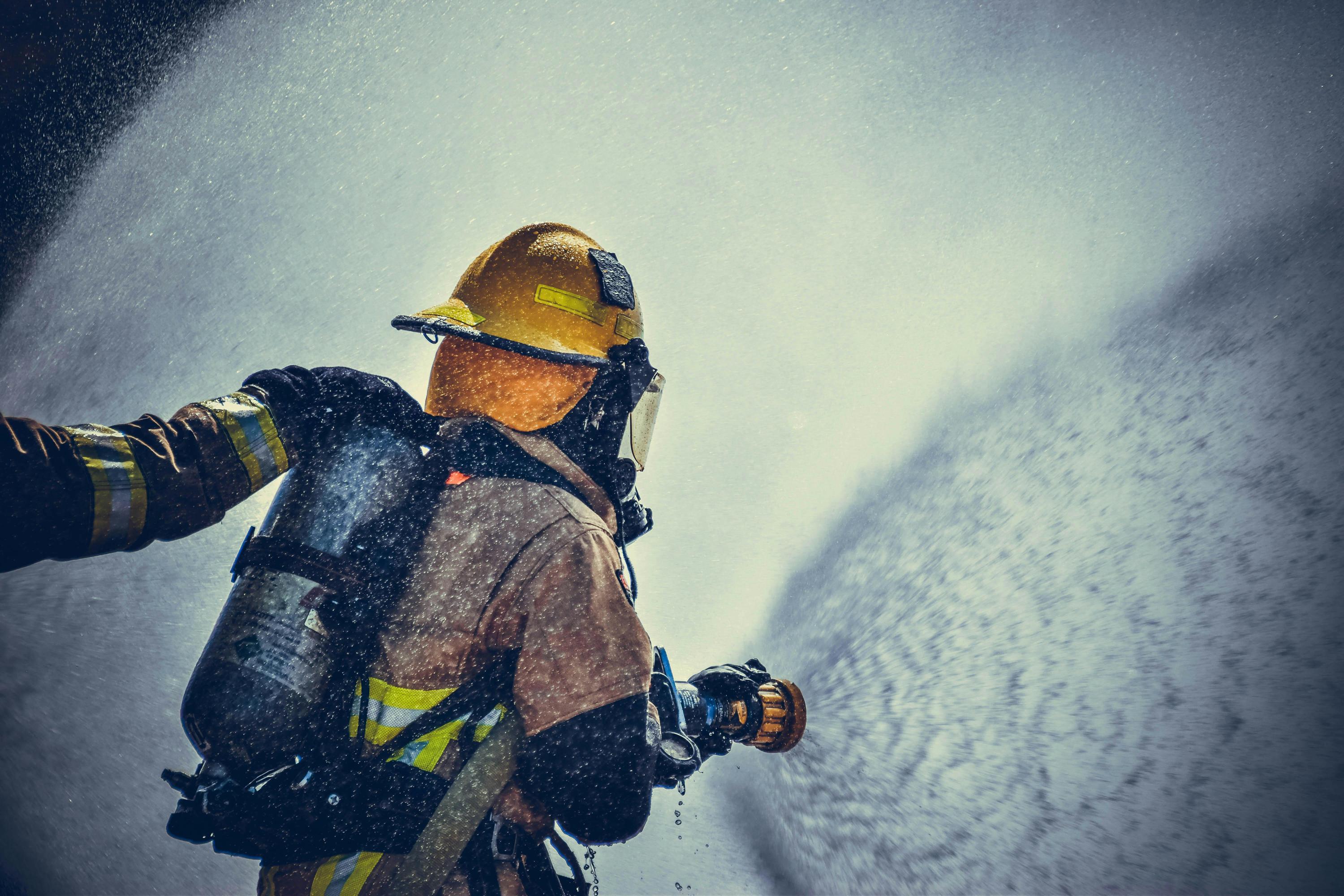 Wprowadzenie nowych standardów szkolenia i wyposażenia dla strażaków
